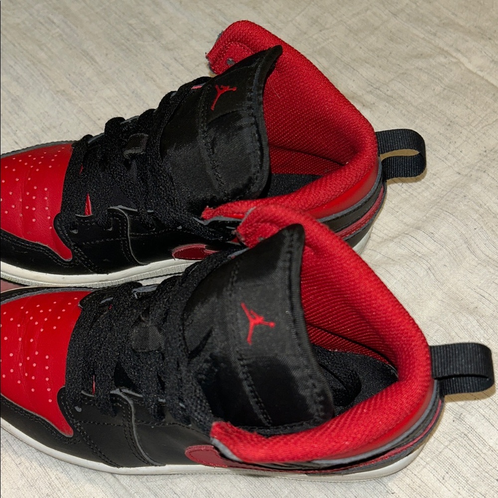 Boy’s Black & Red Air Jordan 1 Sneakers - Picture 4 of 7